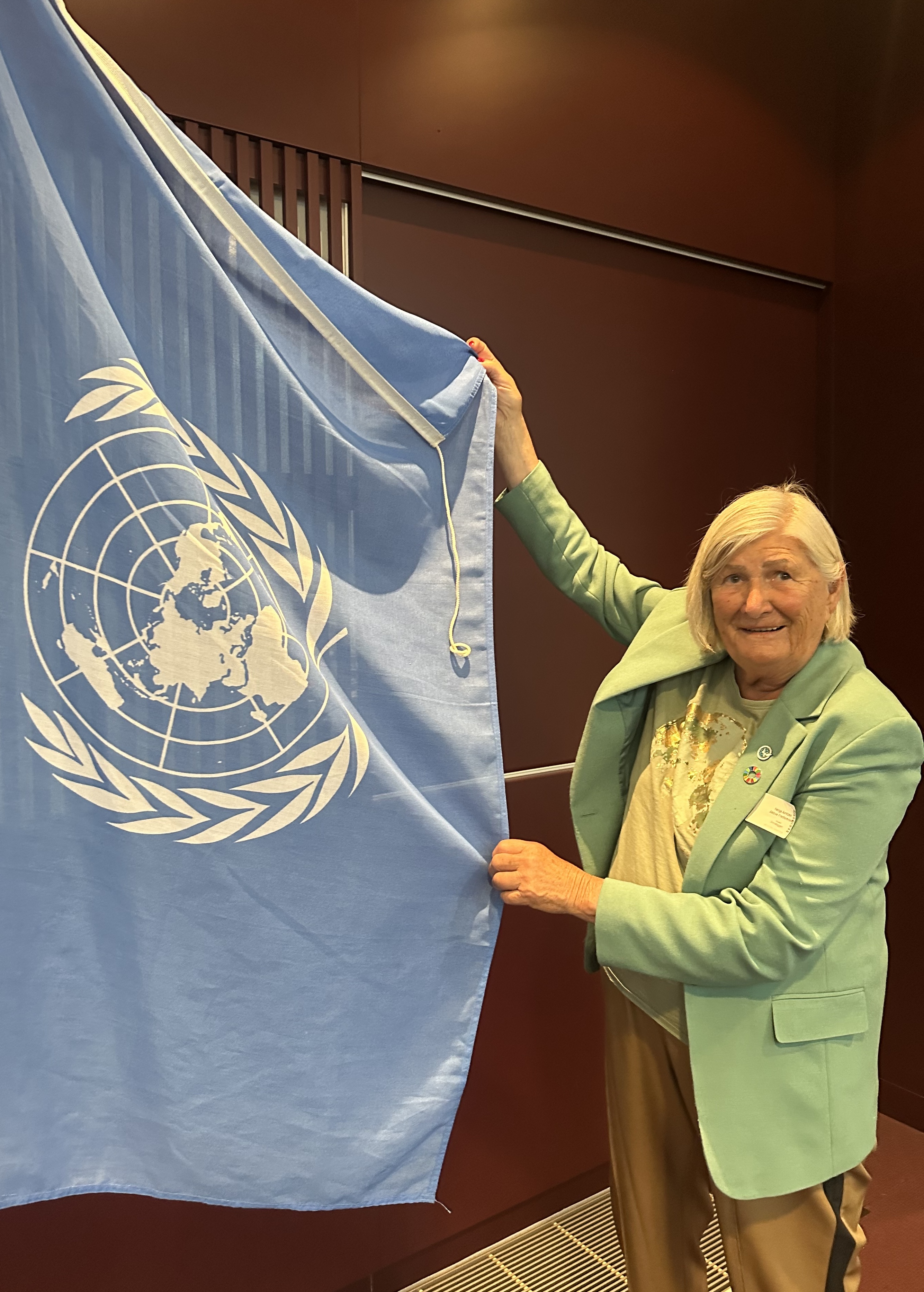 Helga Arntzen med FN flagget